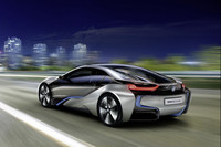 2014年の発売が予定される「i8」のコンセプトモデル。全長×全幅×全高＝4632×1955×1280mm　ホイールベース2800mm　車重1480kg　システム最高出力353ps　システム最大トルク56.1kgm　燃費（EUサイクル）＝2.7リッター/100km（37km/リッター）　EV航続距離約35km　バッテリー充電時間1.45時間