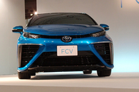 FCVの予定価格は、税抜きで700万円程度。FCスタックや水素タンクは専用パーツが用いられる一方、バッテリーやモーターには既存のハイブリッド車と同じ部品が流用され、生産コストが抑えられる。
    