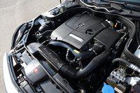 「E250」に搭載される直列4気筒2リッター直噴ターボエンジン。211ps/5500rpmと35.7kgmを発生しながらも、17.2km/リッター（NEDC＜新欧州ドライビングサイクル＞）という低燃費を実現する。