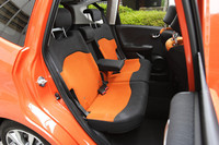 後席は分割可倒式。座面をチップアップすれば、背の高い荷物にも対応することができる。