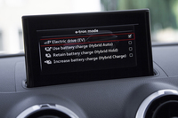 走行モードには、バッテリーの残量を維持する「ハイブリッド ホールド」や、蓄電しながら走行する「ハイブリッド チャージ」などを用意。クルマ任せではなく、ドライバーが自らバッテリーの残量を調整しながら走ることができる。