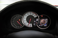 メーターデザインはこれまでと同じ3眼式ながら、最高出力を発生する7000rpmがエンジン回転計の頂点にくるようにデザインを変更。視認性を高めたという。