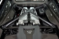 ドライサンプの5.2リッターV10自然吸気ユニット。610psと560Nmを発生する。