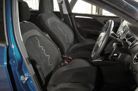 従来4パターン用意されたインテリアカラーは、1パターン（ブラック）に絞られた。幾何学模様があしらわれたファブリック製スポーツシートは今回の目玉装備のひとつ。