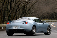 【テスト車のオプション装備】
シルバー鍛造アルミホイール＝29万円／バイキセノンヘッドライト＝20万円／ボディ同色電動格納ドアミラー＝6万円／ボディ同色ドアハンドル＝5万8000円／テックパック（HDDナビゲーションシステム＋クルーズコントロール＋パーキングセンサー ほか）＝55万円／バックビューカメラ＝9万円／ETC＝6万円／VICS＝5万円／プレミアムパック（アクセントライティング＋レザートリムテールゲート＋レザートリムドアポケット ほか）＝42万円／スポーツパック（スポーツモード切替スイッチ＋スポーツディフューザー＋チタン製エグゾーストテールパイプ＋クロスドリルドブレーキディスク＋ブラックペイントブレーキキャリパー＋エンジンオイルクーラー）＝18万円／メタリックペイント（リキッドブルー）＝13万5000円