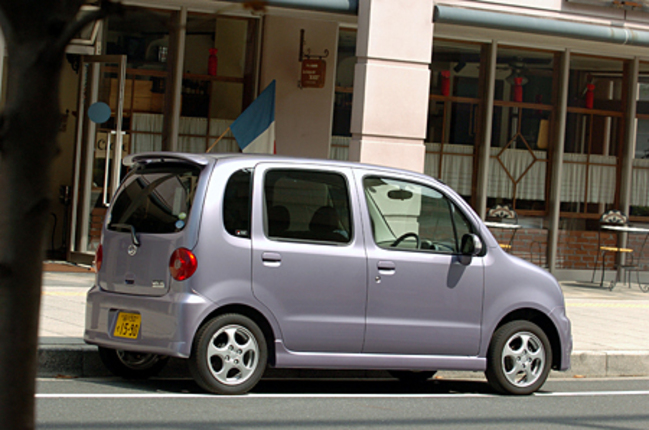 【スペック】全長×全幅×全高＝3395×1475×1630mm/ホイールベース＝2390mm/車重＝830kg/駆動方式＝FF/0.66リッター直3 DOHC12バルブ（58ps/7600rpm、6.5kgm/4000rpm）/価格＝122万8500円（テスト車＝124万9500円）