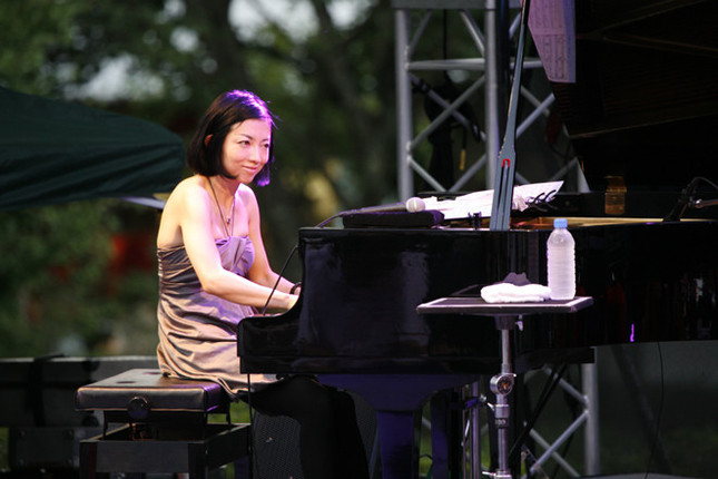 山中千尋。ニューヨークを拠点に活躍するジャズピアニスト。「After Hours」で第23回日本ゴールドディスク大賞「ジャズ・アルバム・オブ・ザ・イヤー」を受賞。2010年9月22日に『フォーエヴァー・ビギンズ』をリリース。