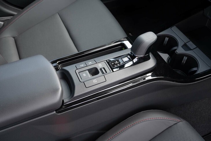シフトセレクターはダッシュボードからセンターコンソールに移動。助手席側にあるスリットはスマートフォンの無接点充電器。