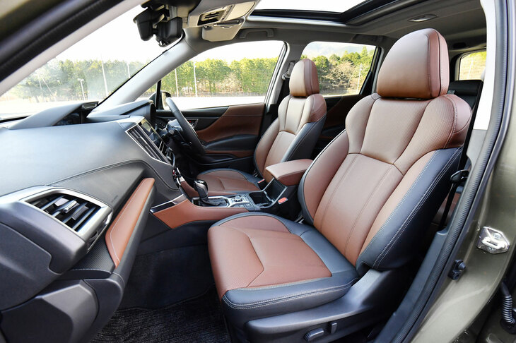 アイポントの高さと広いガラスエリアにより、前席の見晴らしは良好。「アドバンス」にはオプションで、ブラックもしくはブラウンのナッパレザーシートが用意される。（写真：田村 弥）