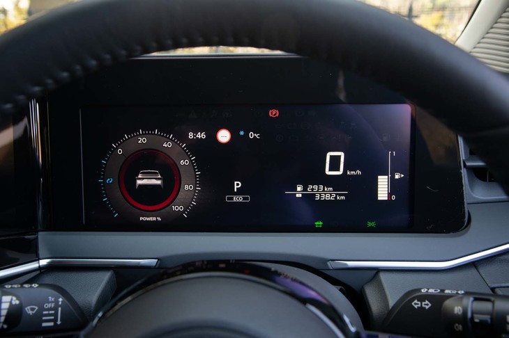 「統合型インターフェースディスプレイ」と呼ばれる液晶メーターは「X」にのみ装着可能なオプションとなっている。