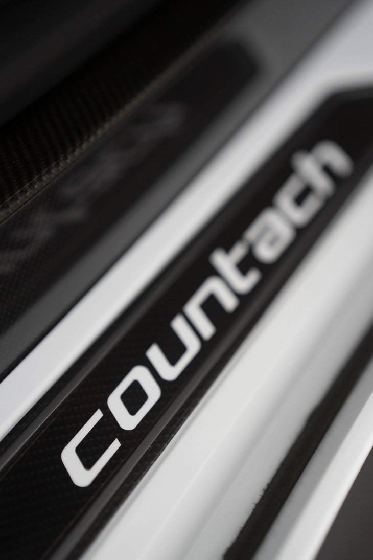 ランボルギーニ・カウンタックLPI800-4（サイドシル）