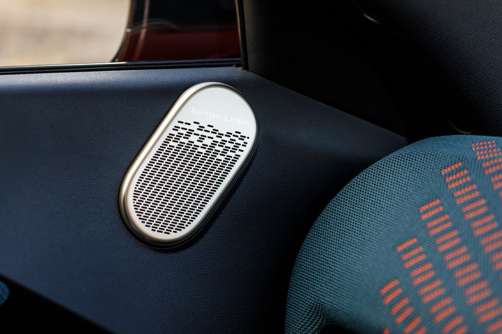 Harman/kardonのオーディオはフロントシートの電動調整機能などと合わせて「Mパッケージ」としてオプション設定されている。