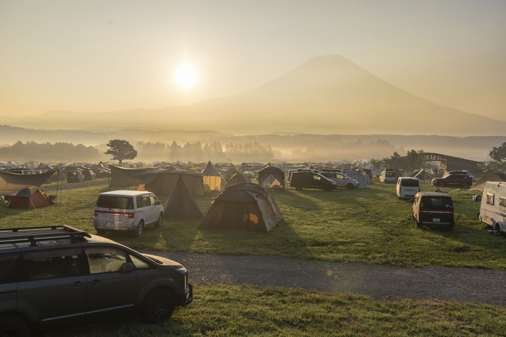 朝霧高原の名にふさわしく霧に包まれた朝を迎えた。遠くにぼんやりと富士山が見えている。