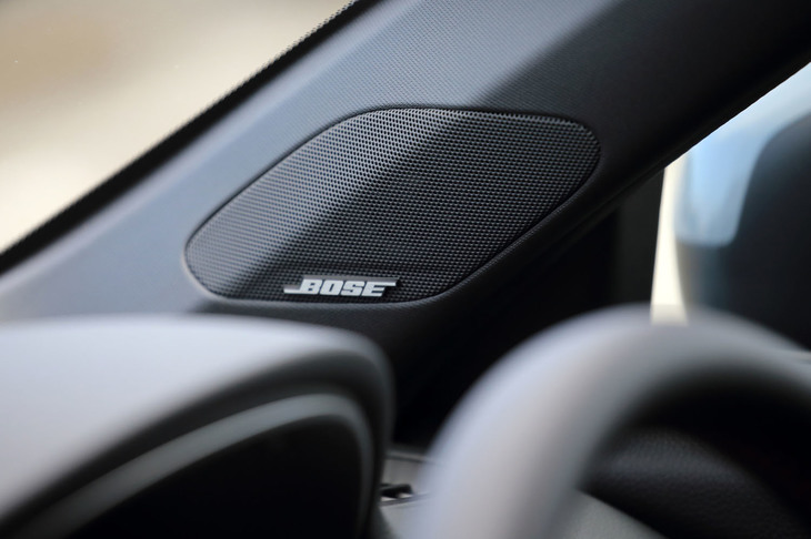 12基のスピーカーを備えたBOSE製のプレミアムサウンドシステムも、「EX」の専用装備だ。