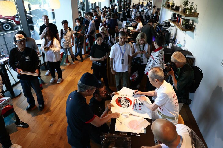 生沢氏とテッド編集長によるサイン会の様子。