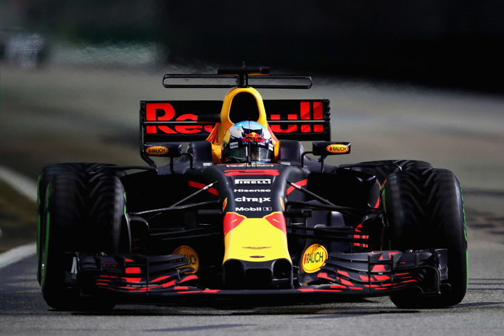 レッドブル勢はフリー走行全セッションでトップタイムをマークし、壁に囲まれた市街地コースで高いポテンシャルを示した。予選ではベッテルにポールを奪われたものの、マックス・フェルスタッペン2位、ダニエル・リカルド（写真）3位と好位置をキープ。だが、スタートでキミ・ライコネンと当たったフェルスタッペンは0周リタイア。リカルドは2位に上がるも、トップのハミルトンにはかなわなかった。（Photo=Red Bull Racing）