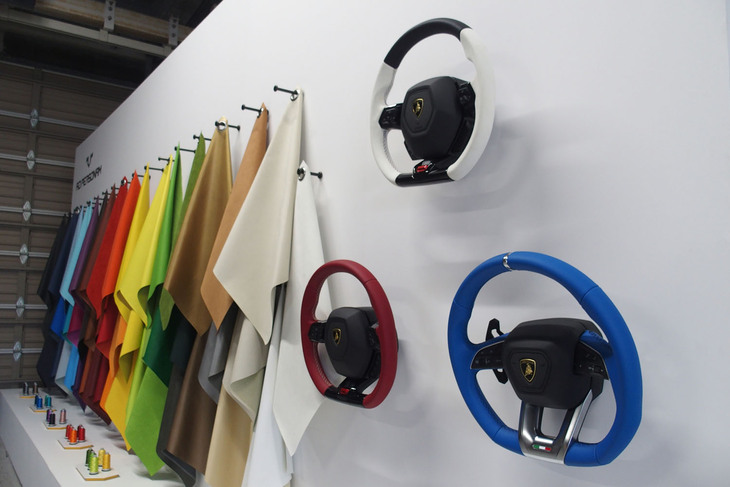 ランボルギーニのビスポークプログラム、アドペルソナムのディスプレイ（ステアリングホイール）。