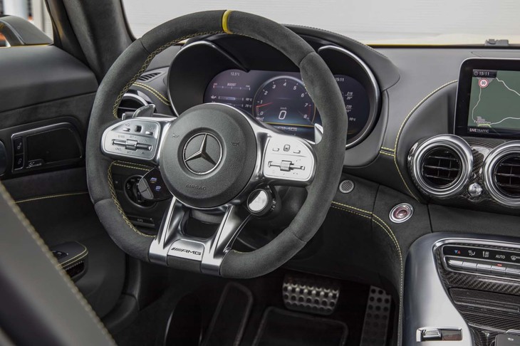 新デザインの「AMGパフォーマンスステアリング」。リムから手を離すことなく、走行モードやエキゾーストシステム、サスペンション、ESPなどの設定が変えられる。