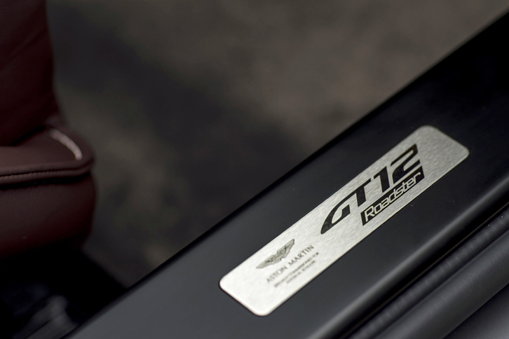 ヴァンテージGT12ロードスター（専用エンブレム）