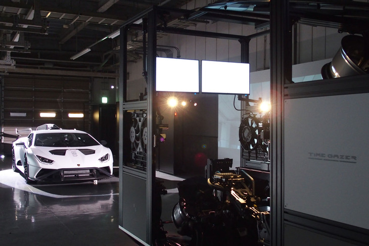 日本の現代美術家であるIKEUCHI氏とのコラボレーションでつくられた「ランボルギーニ・ウラカンSTO」をベースとしたワンオフモデル「タイムチェイサー_111100」。