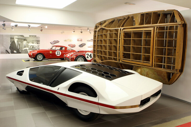 その無機質な表情から、記者はSFチックだった往年のショーカーを連想してしまった。写真は大阪万博にも出展された「フェラーリ・モデューロ」。
