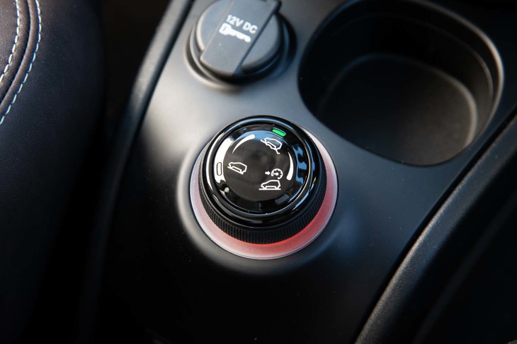 センターコンソールに備わるドライブモードセレクター。左が「オート」モードで中央が「オフロード」モード、さらに右にひねるとヒルディセントコントロール機能が起動する。