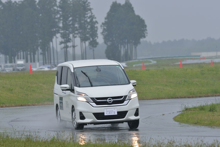 「レグノGRV II」を履いた「セレナ」。ほかの2種のタイヤとは格が違うといわんばかりのグリップ性能をみせた。