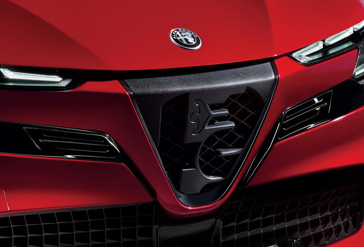 上級グレードに装着される「プログレッソ」グリル。透かし彫りの特徴的なデザインとなっている。