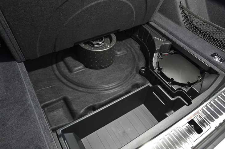 荷室床面には、小物などを整理して収納できるサブトランクが備わる。リモコンキーを携帯していればリアバンパー下に足をかざす動作でテールゲートを開けることができる「オートマチックテールゲート」も標準装備されている。