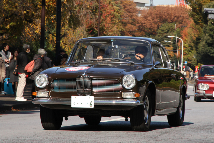 1965年「BMW 3200CS」。若き日のジウジアーロがデザインした、イタリアのカロッツェリア・ベルトーネ製のボディーに、3.2リッターV8エンジンを積んだ高級パーソナルクーペ。「メルセデス・ベンツSEクーペ」のライバルといえるが、生産台数はそれよりはるかに少なく、希少価値は高い。