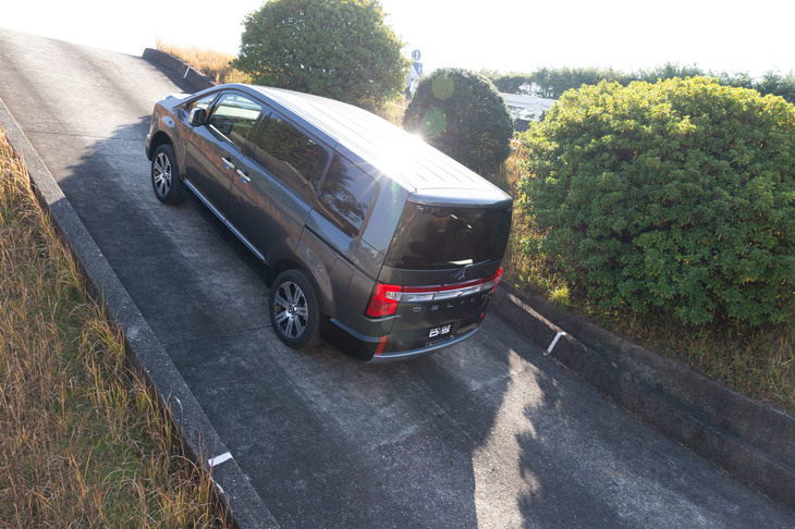 最大斜度26度の登坂路を行く「デリカD：5」。ゼロ発進からでも軽々と登ってみせた。