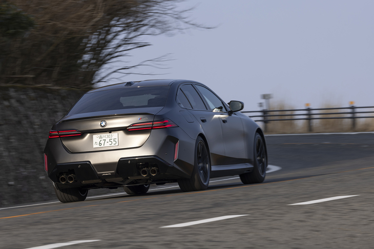 新型にはステーションワゴンの「Ｍ5ツーリング」が設定されている（3代目と5代目にもあった）。ツーリングが日本に導入されるのは初めてだ（セダンと同価格）。