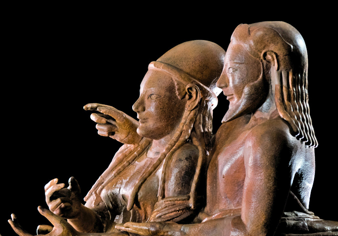 エトルリアの石棺は、夫婦をかたどったものが有名。ジウジアーロ氏はクルマのプロトタイプを作る技術で、その複製に挑戦した。