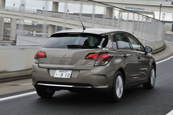 2015年9月のマイナーチェンジで、3Dライト技術を用いたリアコンビネーションランプが採用された。