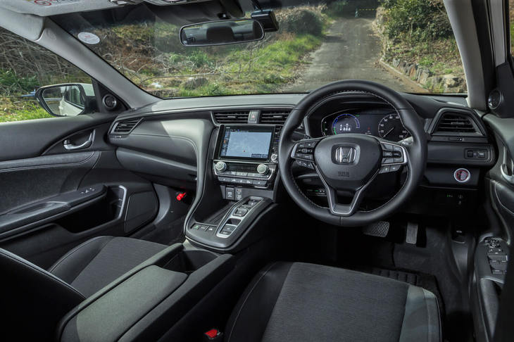 今回の試乗車はエントリーグレードの「LX」。インテリアでは、シートの仕様や電動調整機構の有無、ドアのソフトパッドの有無などが、上級グレードとの違いとなる。