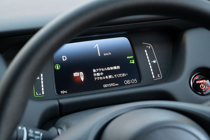 これも新採用となる「急アクセル抑制機能」。ペダルの踏み間違いを検知するとエンジンの出力をアイドリング状態に保ち、急加速を抑制するというもの。既存の「誤発進抑制機能」とは違い、自車の進行方向に障害物がなくても作動する。