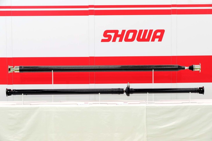 ショーワが開発したカーボン製プロペラシャフト（写真上）と、標準的なスチール製プロペラシャフト（同下）。用途は同じだが、その見た目はずいぶん違う。