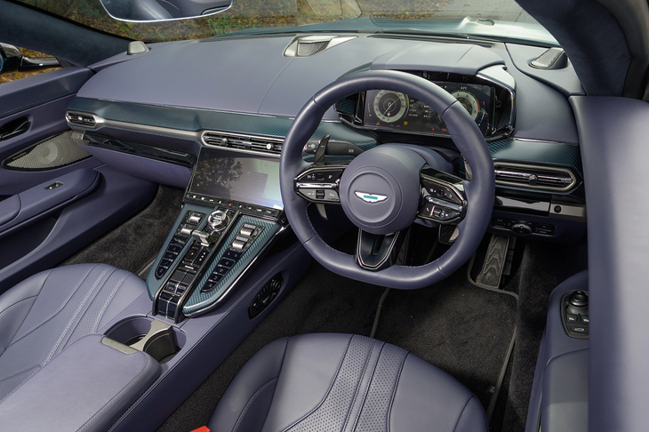 マイナーチェンジではあるものの、インテリアはダッシュボードやステアリングホイールなどをごっそりと刷新。「DB12」などと同じ最新コンポーネンツを採用している。