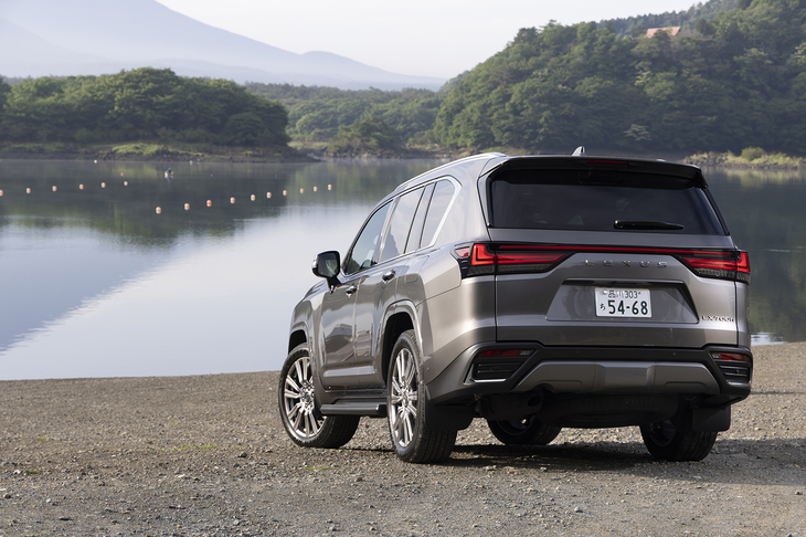 ハイブリッド用のバッテリーはリアのフロア下に搭載。上下に分割したトレイで念入りにパッキングすることで純エンジン車の「LX600」と同じ700mmの渡河推進性能を確保している。