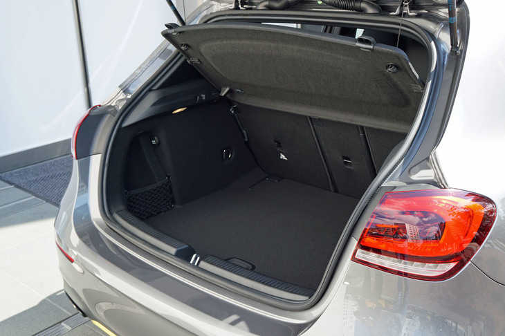 「メルセデス・ベンツAクラス」の荷室容量は370リッター。わずかとはいえ、新型「1シリーズ」のほうが容量が大きくなっているのは興味深いところだ。