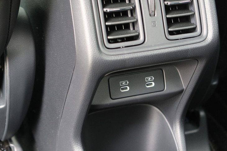 ホンダ・ヴェゼルe：HEV RS（リアシート用センターコンソール）