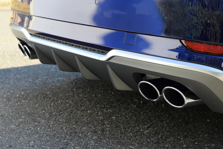 リアビューの特徴である、ディフューザー付きのバンパーと、左右4本出しのマフラー。