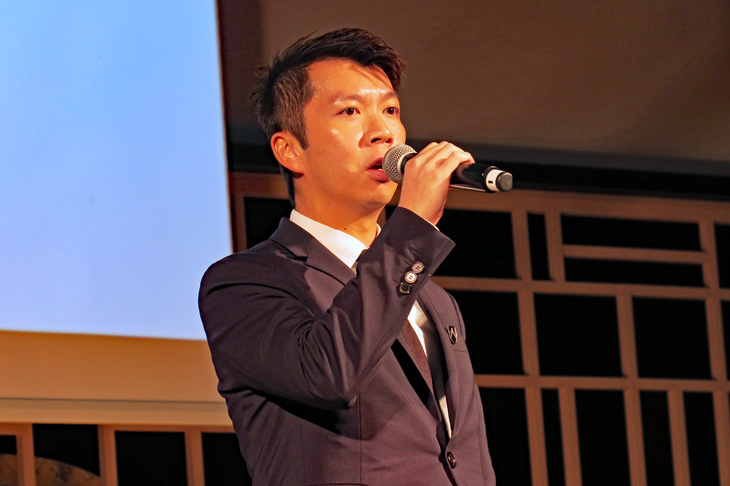 発表会にて主催者あいさつに立つ、We Solutionsのエリック・ホー会長。