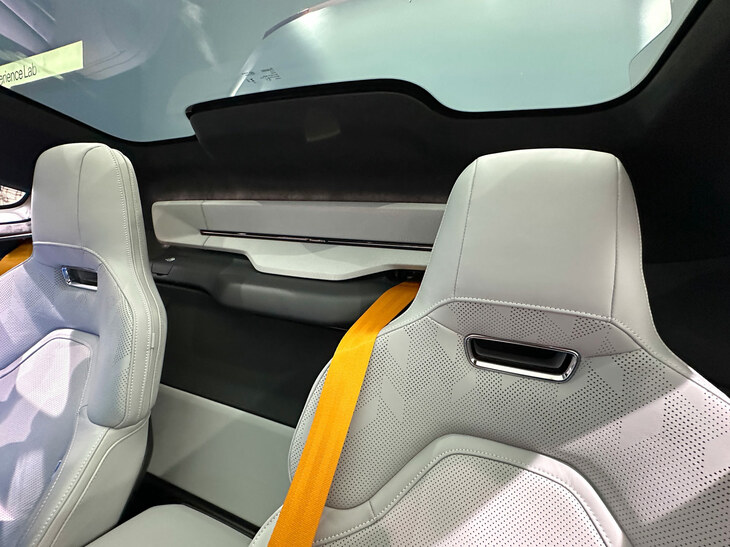 「ポールスター5」の後席。