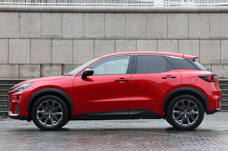 サイドビューでは、当初から想定していたという18インチの大径タイヤ＆ホイールが目を引く。黒いホイールアーチモールもあって、より一層足もとが強調されている。