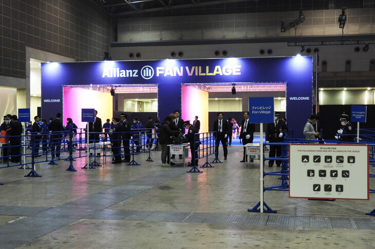 東展示場4の屋内に設けられた、「ファンビレッジ」のゲート。りんかい線やゆりかもめの駅から来た人は、実質的にここがフォーミュラE東京大会の“入り口”だったと思う。それにしてもこのゲート、なんだかレースの観戦というより、リアル脱出ゲームみたいなイベントに遊びに来たような気分になる。