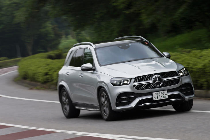 「GLE450 4MATICスポーツ」は、エアサスペンションと電子制御ダンパーを組み合わせたAIRマティックサスペンションを標準装備。車高は60mmの範囲で変更できる。