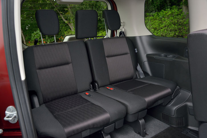 50：50分割式の3列目シートは3人掛け。中央席のヘッドレストは、背後の荷室に収納できる。