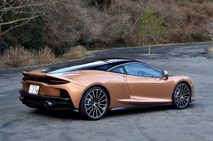 
	【マクラーレンGTのスペック】
	ボディーサイズ：全長×全幅×全高＝4683×2045×1213mm／ホイールベース：2675mm／車重：1466kg（乾燥重量）、1530kg（DIN）／駆動方式：MR／エンジン：4リッターV8 DOHC 32バルブ ツインターボ／トランスミッション：7段AT／最高出力：620PS（456kW）/7500rpm／最大トルク：630N・m（64.2kgf・m）/5500-6500rpm／タイヤ：（前）225/35ZR20 90Y／（後）295/30ZR21 102Y（ピレリPゼロ）／燃費：11.9リッター/100km（約8.4km/リッター WLTPモード）、10.8リッター/100km（約9.3km/リッター 欧州複合モード）／価格：2645万円
	
	【取材時の燃費データ】
	テスト距離： 201.8km（市街地1：高速道路8：山岳路1）／使用燃料：29.5リッター（ハイオクガソリン）／参考燃費：6.8km/リッター（満タン法）／8.3km/リッター（車載燃費計計測値）
	 
	