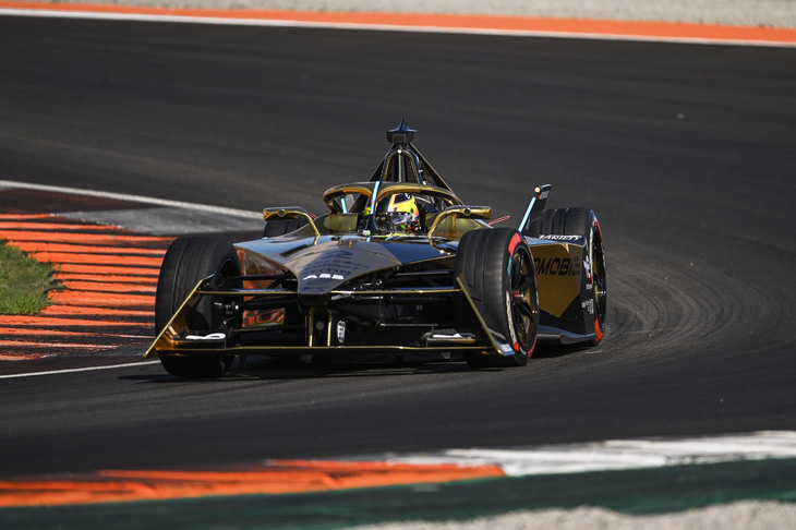 リアのモーターは最高出力350kW（475PS）を発生するが、レースでは出力が300kW（408PS）に制限される。最高速322km/hに達する実力を有している。写真はジャン＝エリック・ベルニュとストフェル・バンドーンがドライブするDSペンスキーチームの「DS E-Tense FE23」。